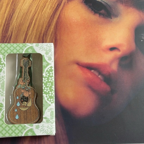 Taylor Swift Debut guitar 🎸 ornament - Picture 1 of 1